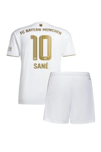 Fotbalové Dres Bayern Munich Leroy Sane #10 Dětské Venkovní Oblečení 2022-23 Krátký Rukáv (+ trenýrky)